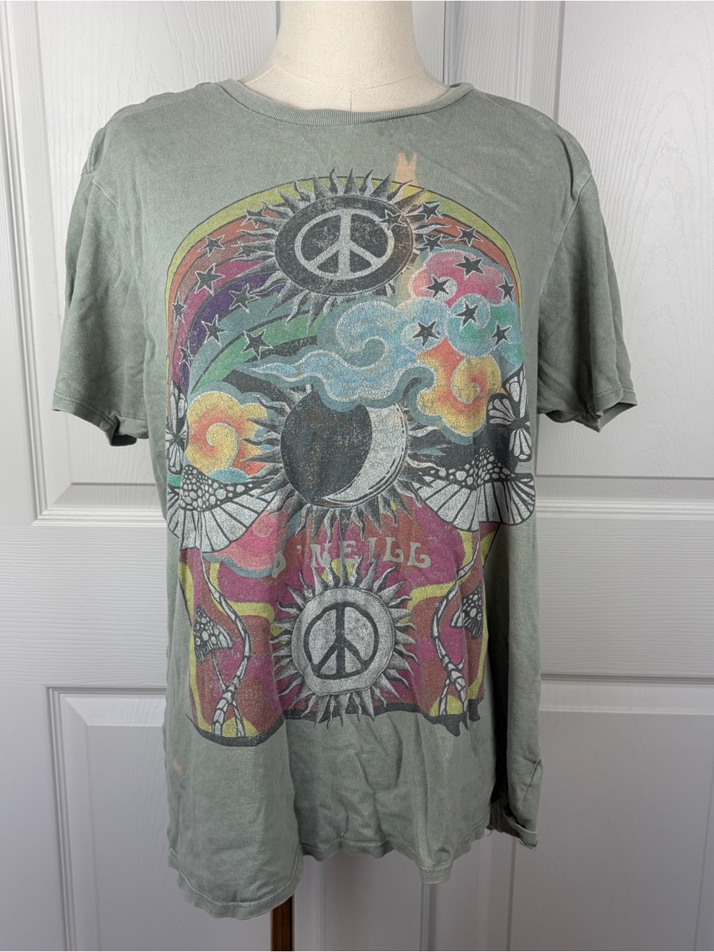 Vintage-Inspired O’Neill Sage Green Graphic Tee with Rainbow Peace Design